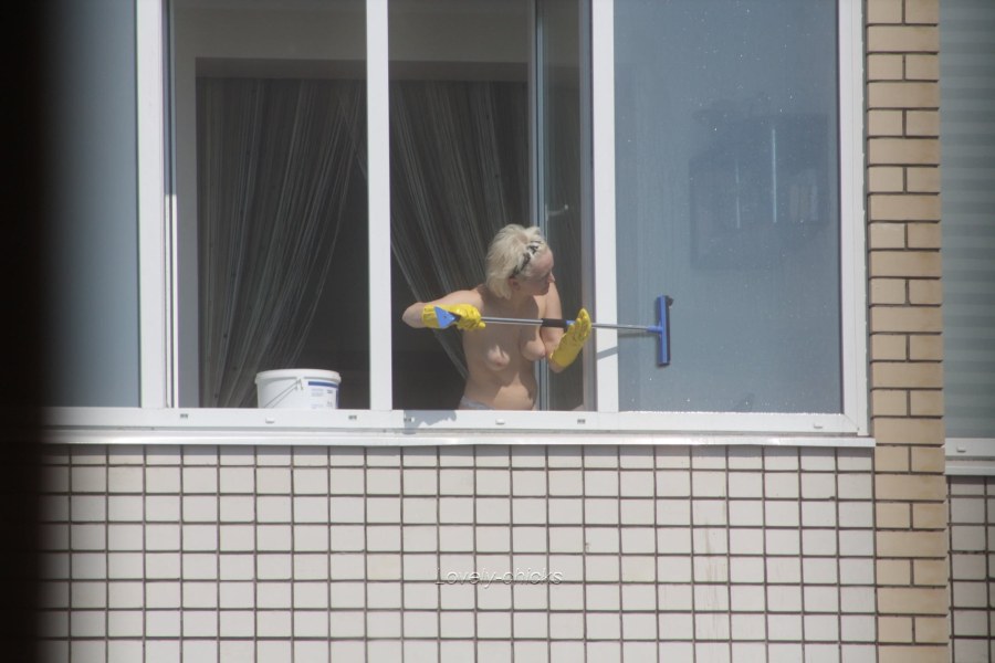Соседка в окне