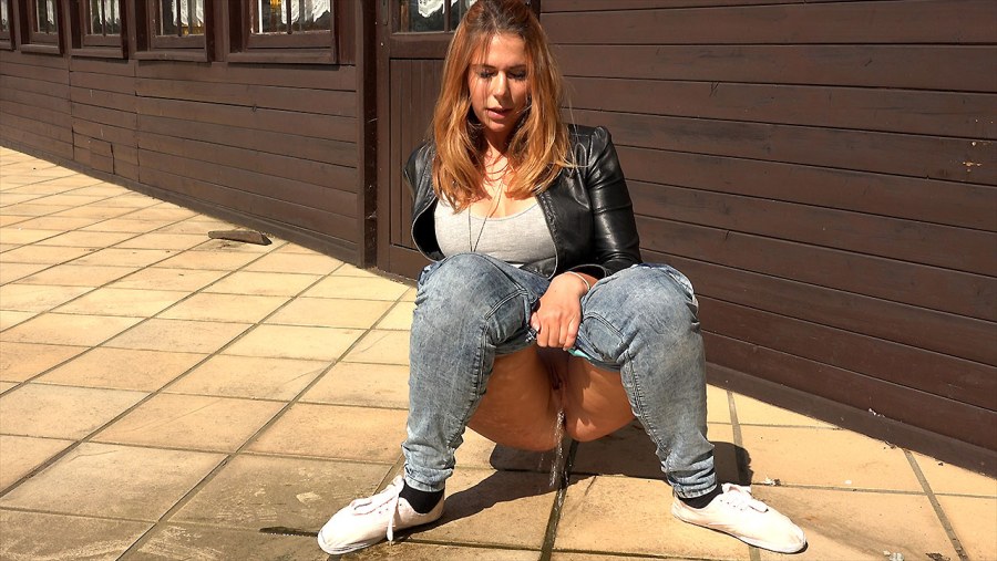 Красивая девушка мочится