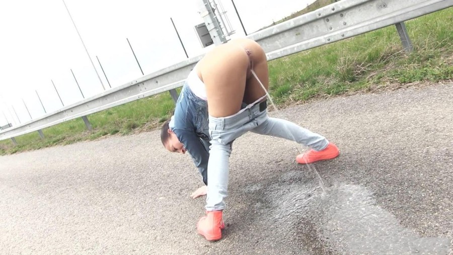 Приспущенные штаны писсинг