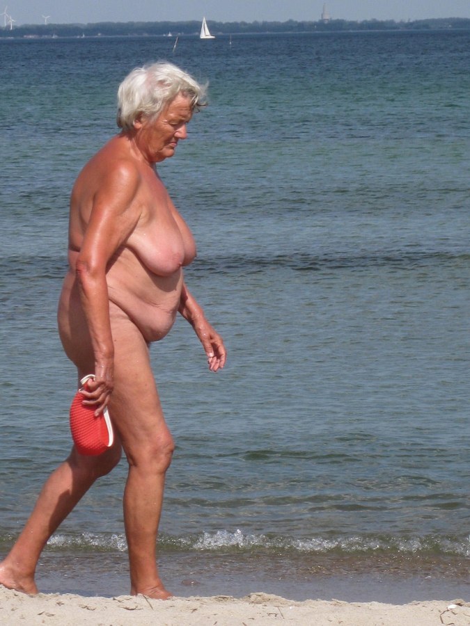 Голые старые бабки в купальниках