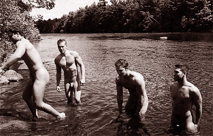 Голые парни и девчонки на реке