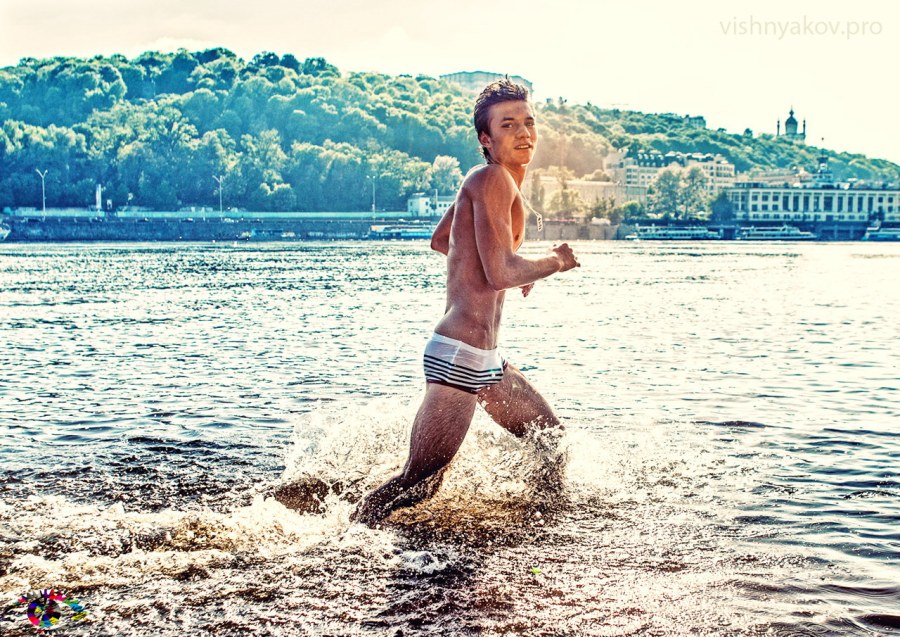 Голые мальчишки на природе