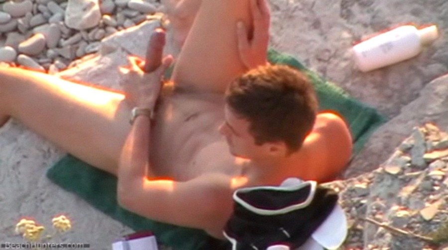 Женская мастурбация на пляже