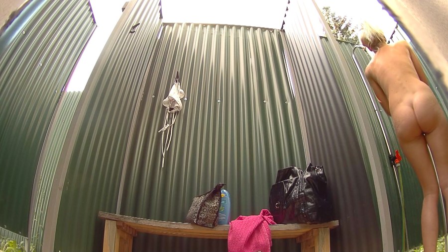 Женщины в пляжных кабинках