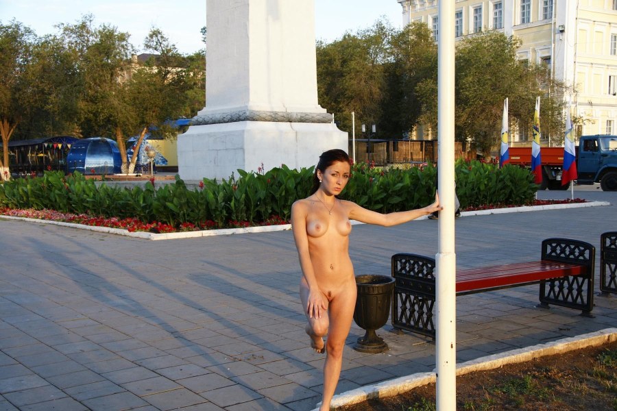 Голые женщины в парках