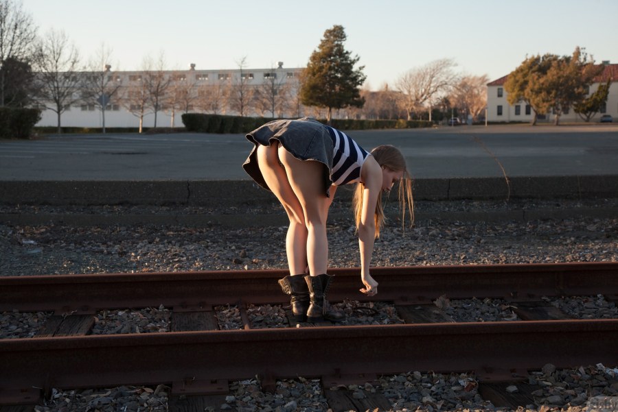 Девушка красиво нагнулась