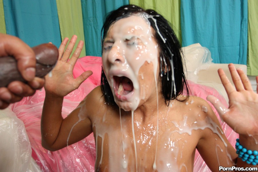 Очень много кончил на лицо