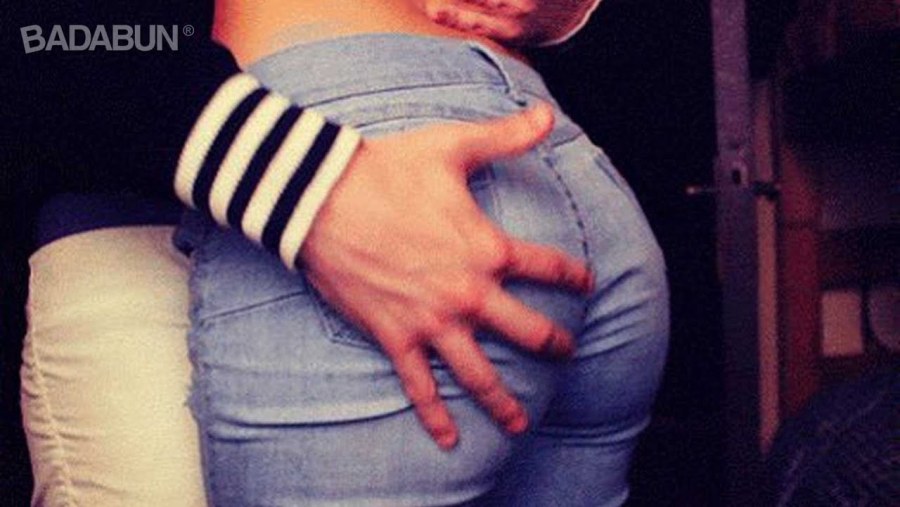 Обнимает попу