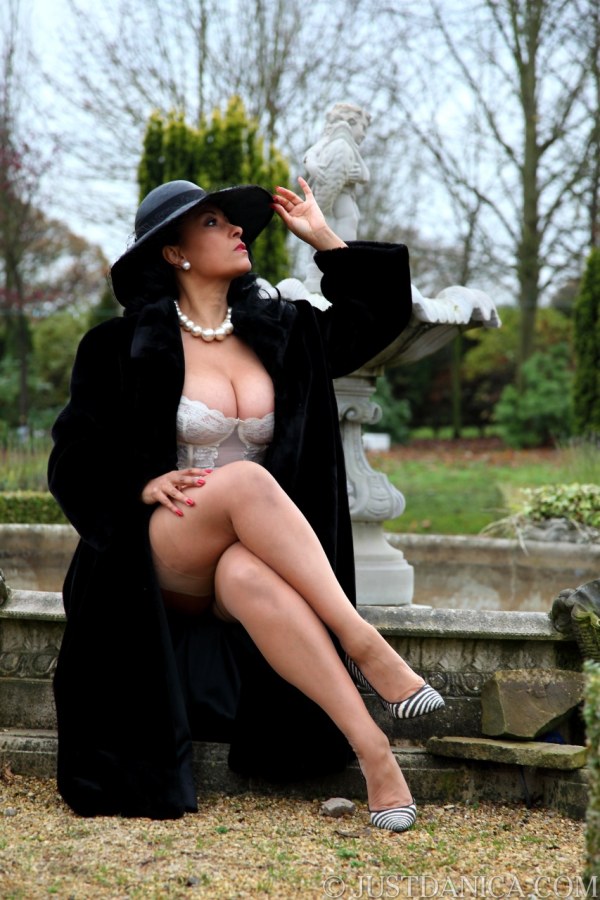 Даника Коллинз в шляпе