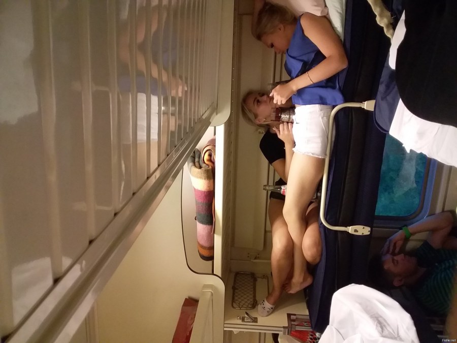 Голые девчонки спят в поезде