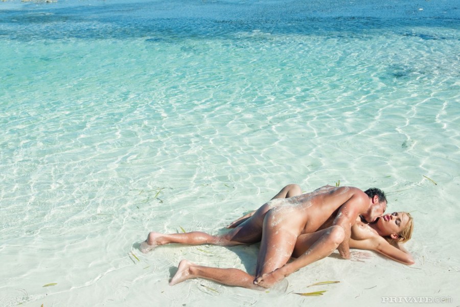 Голые девки в прозрачной воде