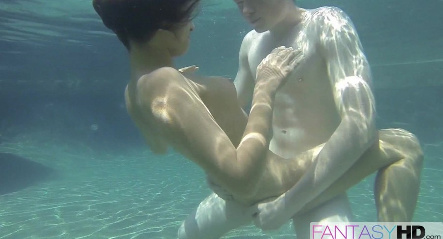 Голые мужчины и женщины на пляже