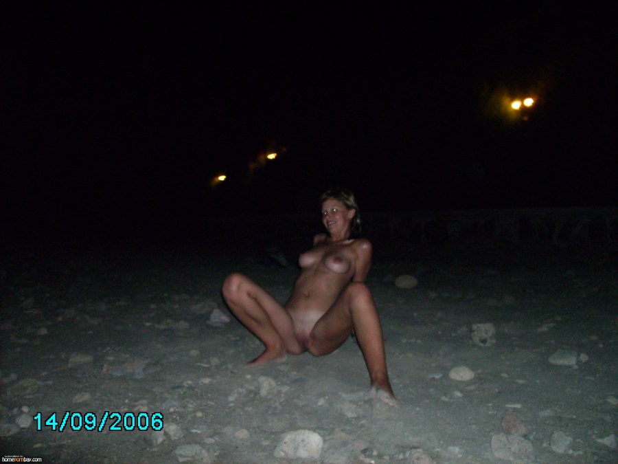 Пьяные голые женщины на природе