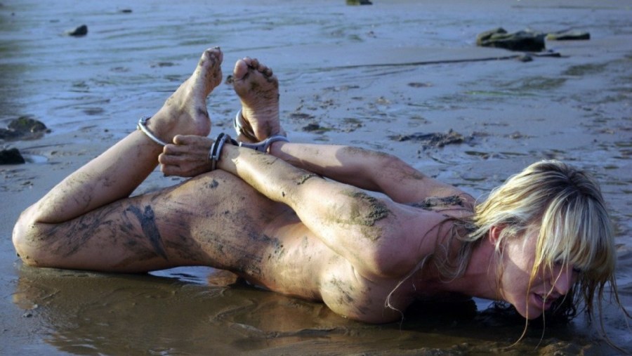 Девушка рабыня в грязи