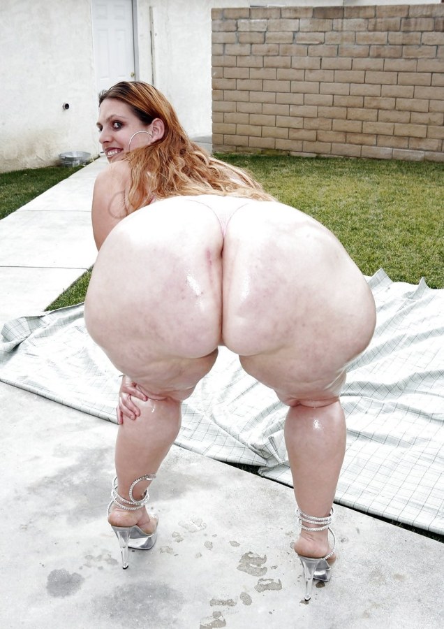 Огромная толстая голая задница