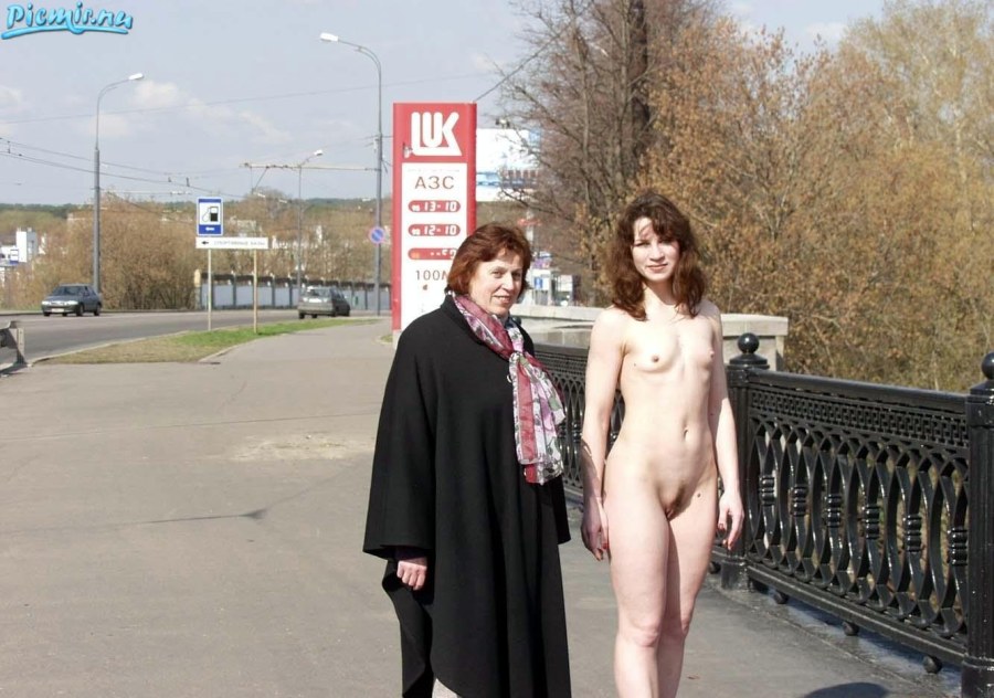 Зрелая разделась на улице
