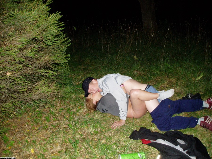 Пьяные девушки на природе