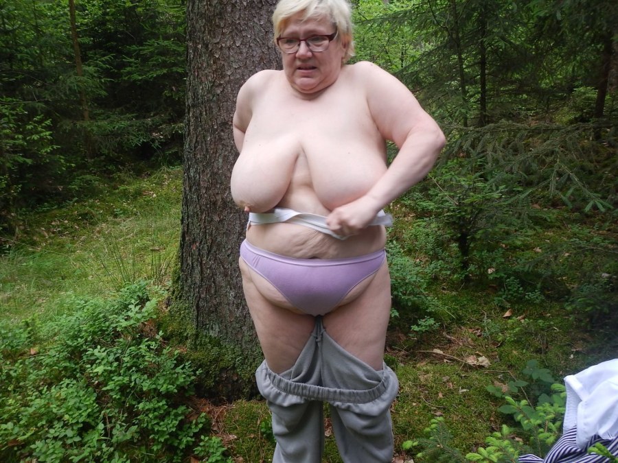 Голая деревенская жирная старушка