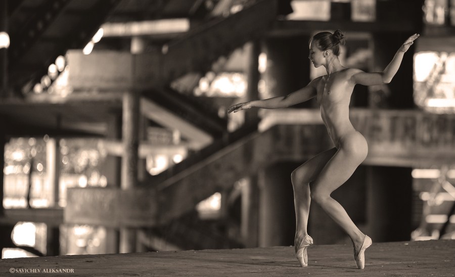 Голая мускулистая балерина