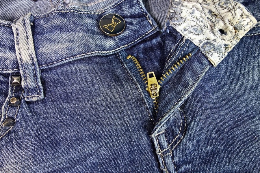 Мужские джинсы с замком сзади