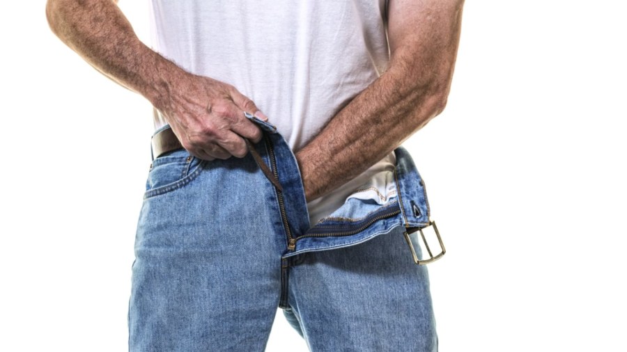Мужчина расстегивает ширинку