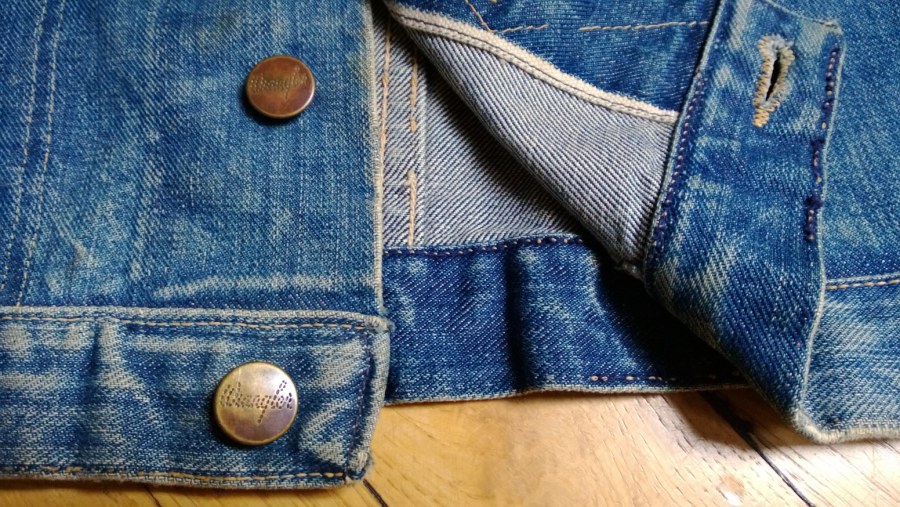 Девушка расстегивает джинсы сзади