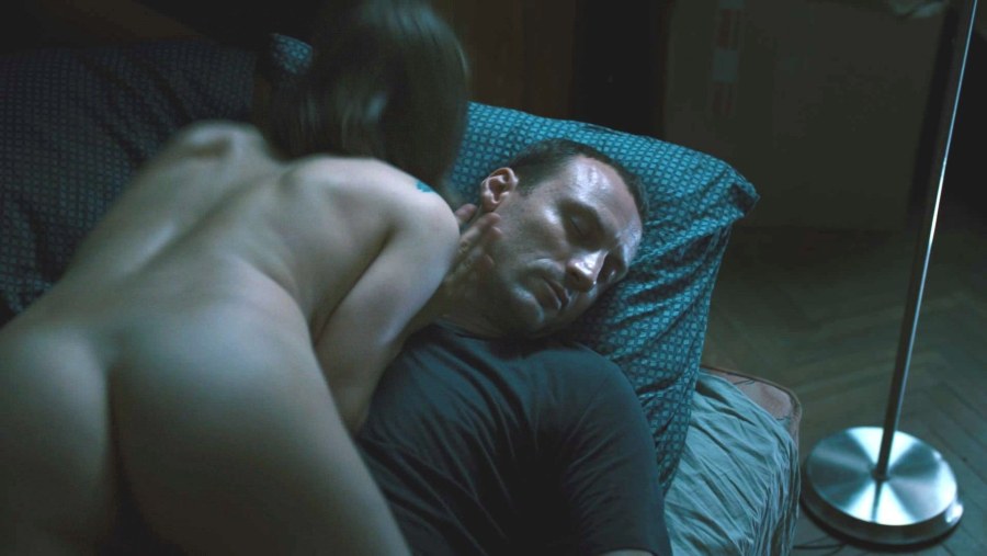 Модель разделась в общественном