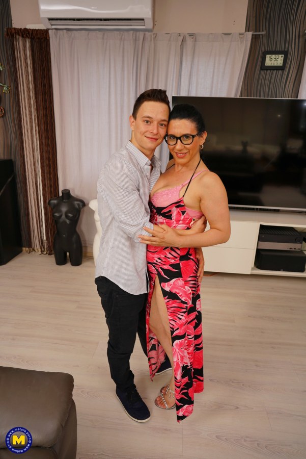 Девушка с волосатой киской писает