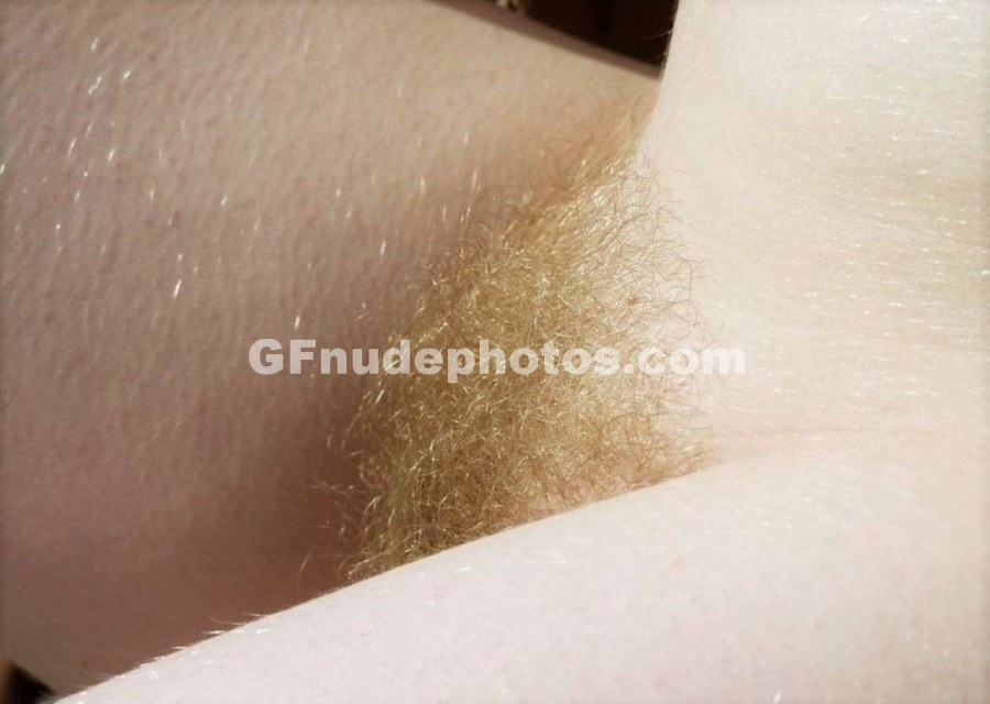 Светлые волосы на женском лобке