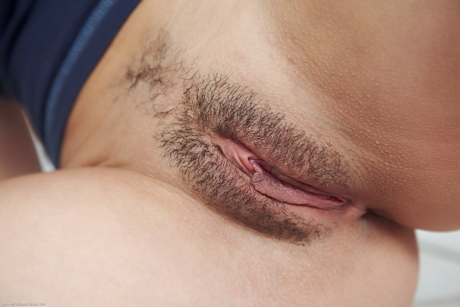 Красивая писечка с волосиками на лобке