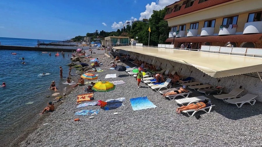 Голая женщина на пляже клитор