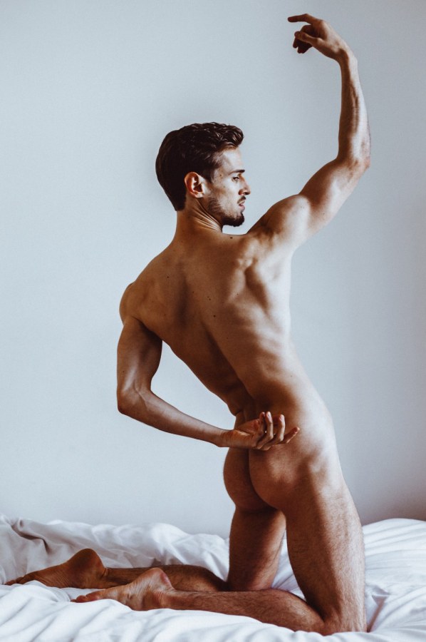 Красивые голые парни позируют