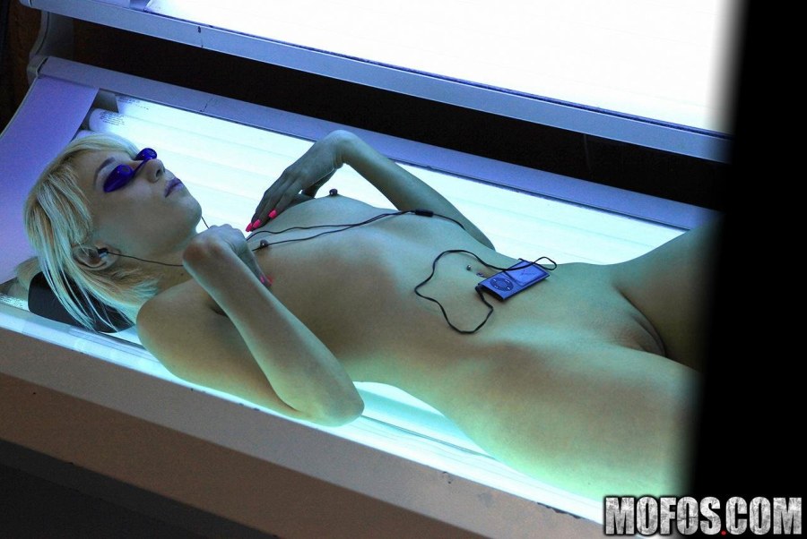 Девушки раздеваются в солярии