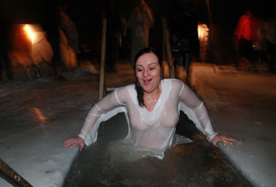 Бабы в проруби на крещение