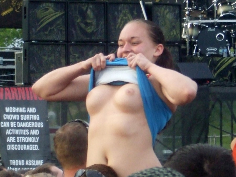 Девушка засветила сиськи