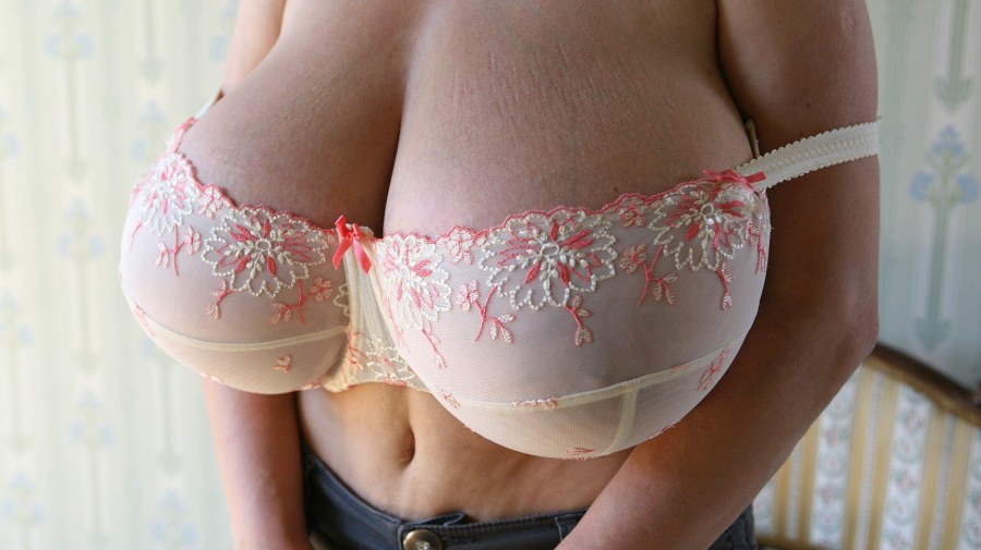 Сиськи с приспущенным лифчиком