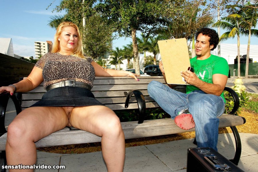 Голые взрослые женщины на улице