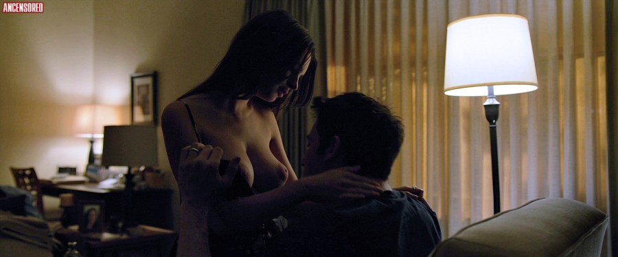 Эмили Ратажковски Исчезнувшая сиськи