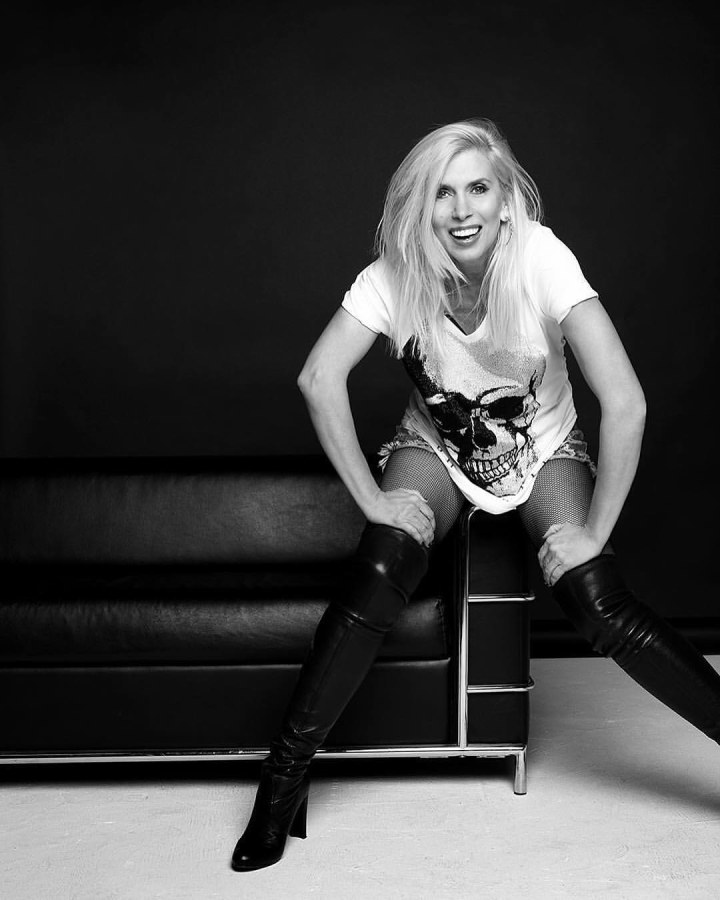 Алена Свиридова в сапогах