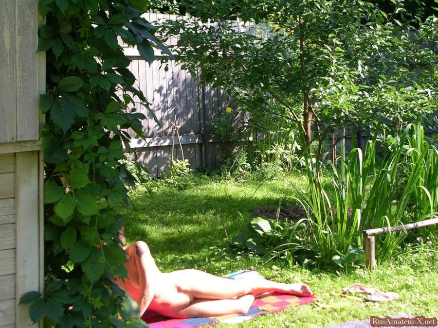 Голые в прозрачных трусиках на пляже