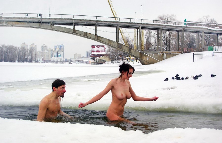 Купание в проруби голышом