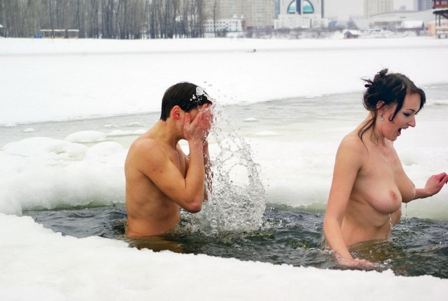 Девушки в проруби без трусов