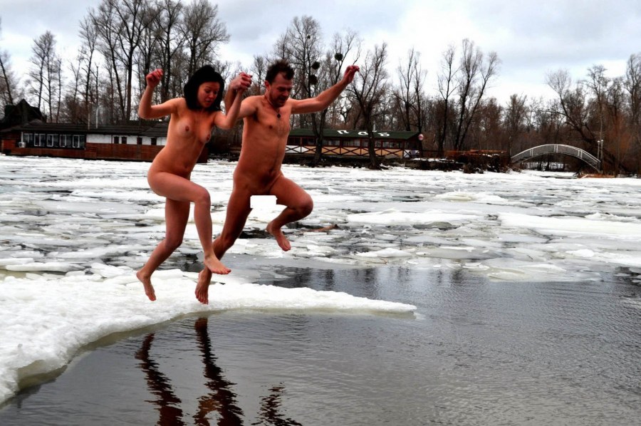 Голые дамы купаются в проруби