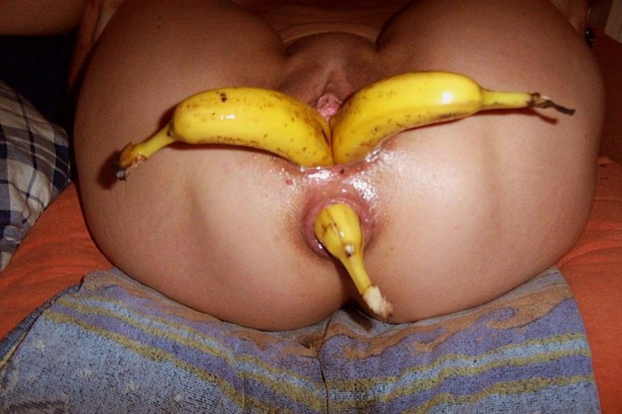 Засунул банан в жопу молодой девки и потом хорошенько оттрахал