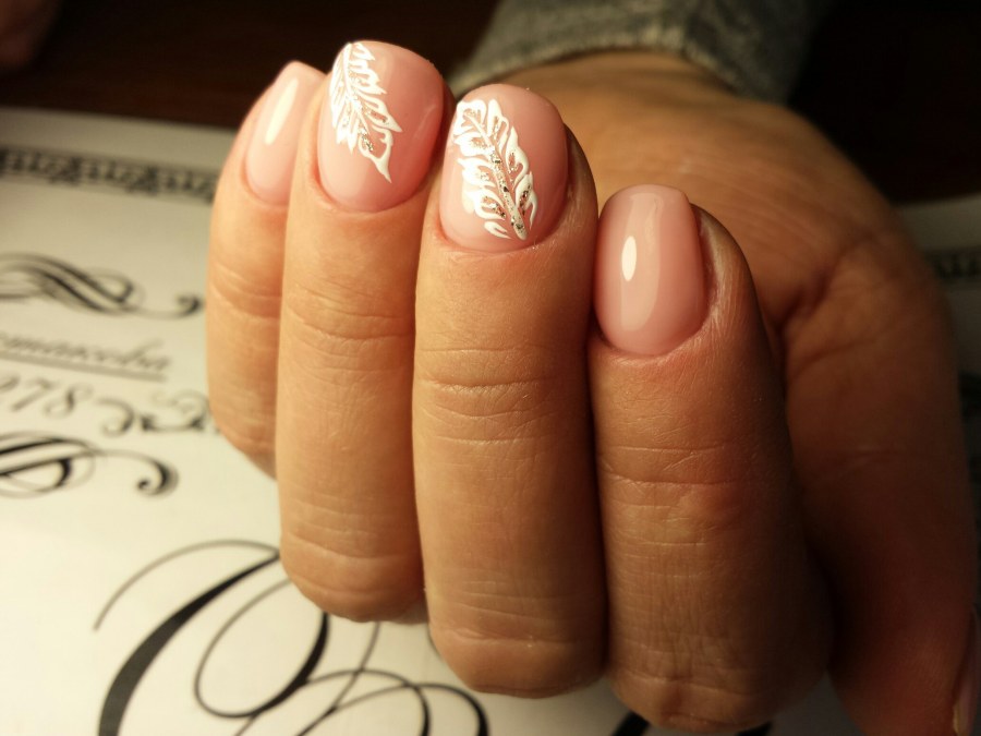 Маринетт и Адриан поцелуй на кровати