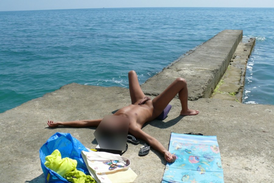 Голые на пляже в Дивноморске