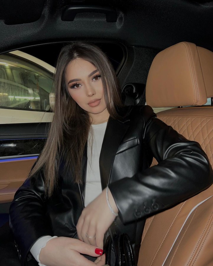 Писсинг в чулках на природе