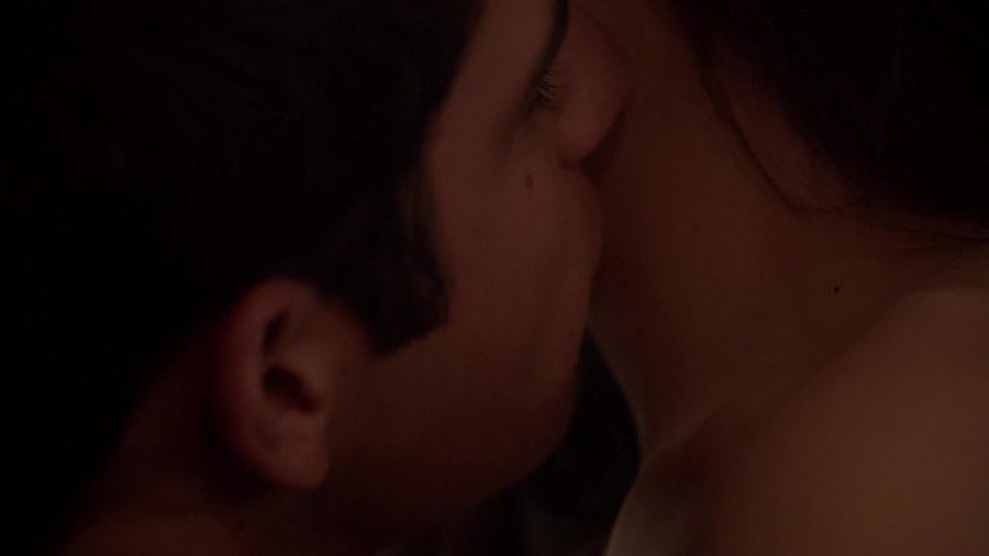 Поцелуй ниже пупка женщины