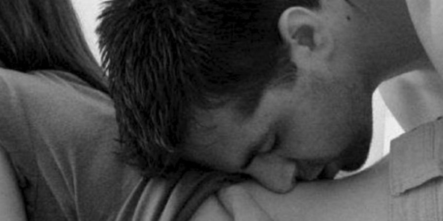 Парень целует нежно попку девушке