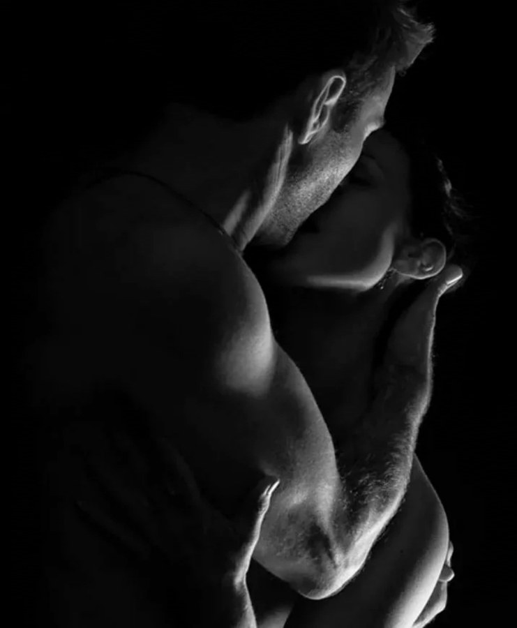 Мужская рука на талии